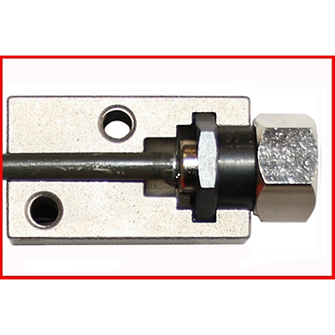 Nahaufnahme einer Metallkonstruktion, bestehend aus einer Platte mit zwei Löchern, einer Stange, Muttern und Schrauben.